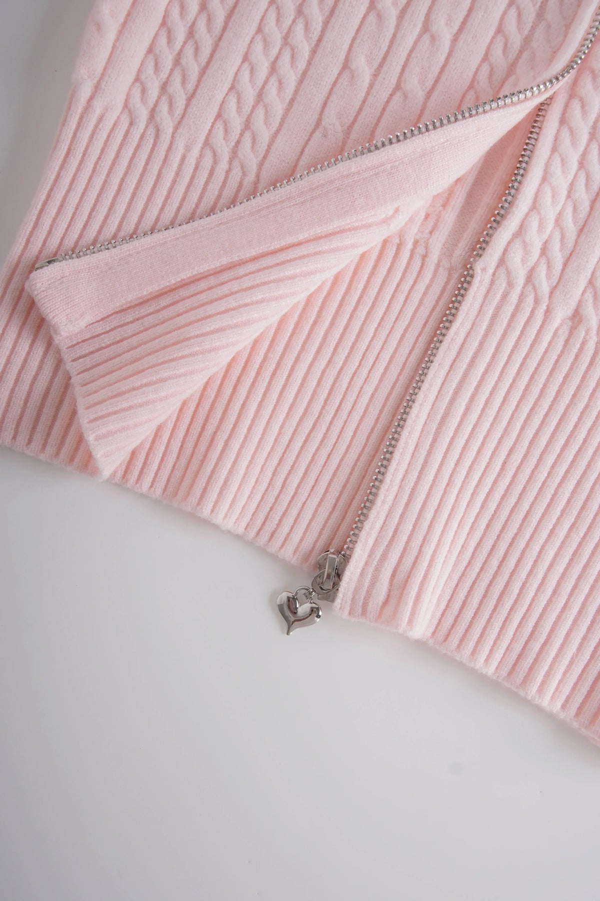 Close-up texture of the fur trim strawberry milk cable knit cardigan (pink)