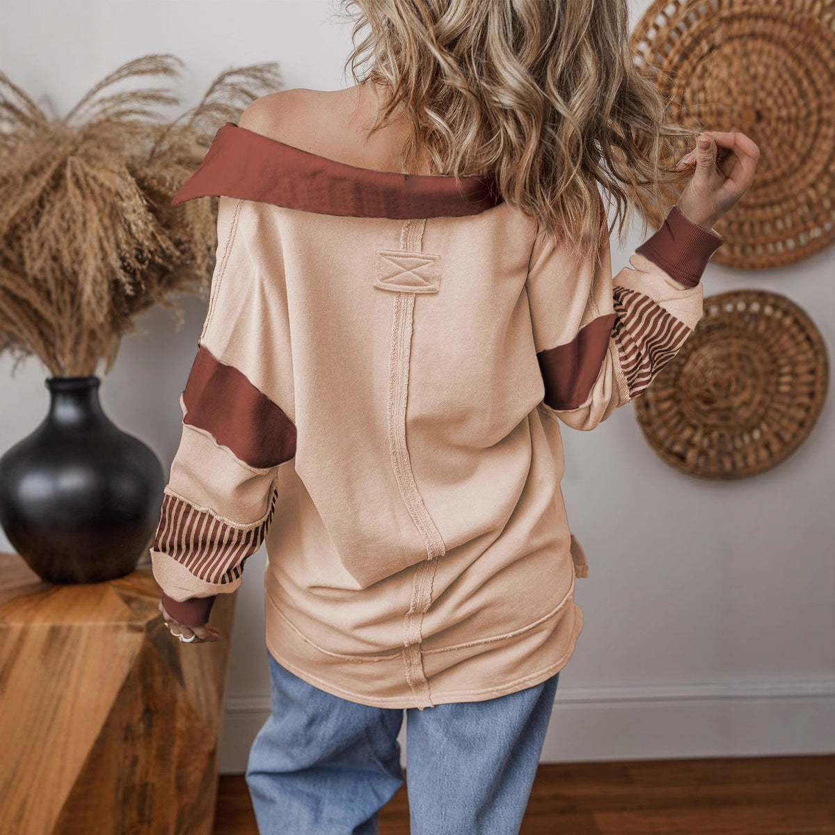 Detail of the oversized v-neck striped sweatshirt