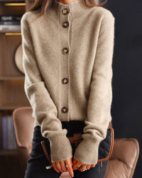 Side profile of the retro stand collar knitted cardigan