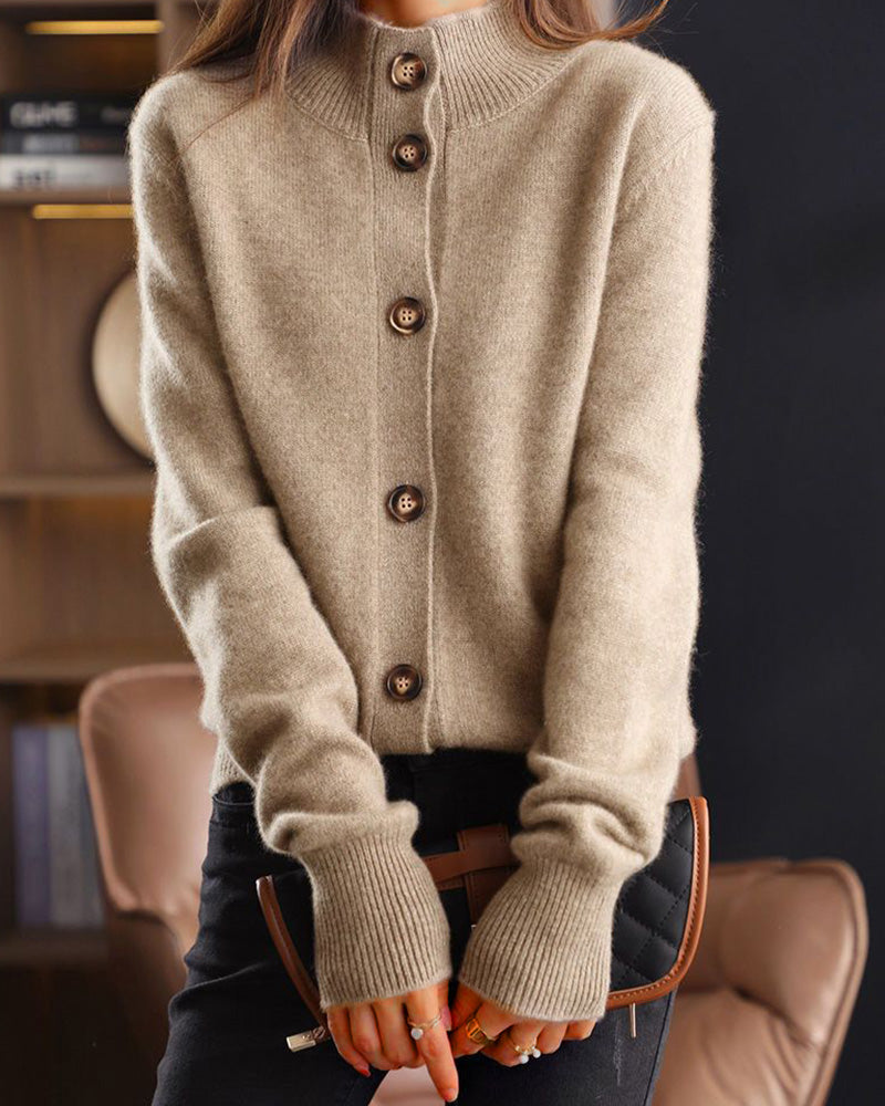 Side profile of the retro stand collar knitted cardigan