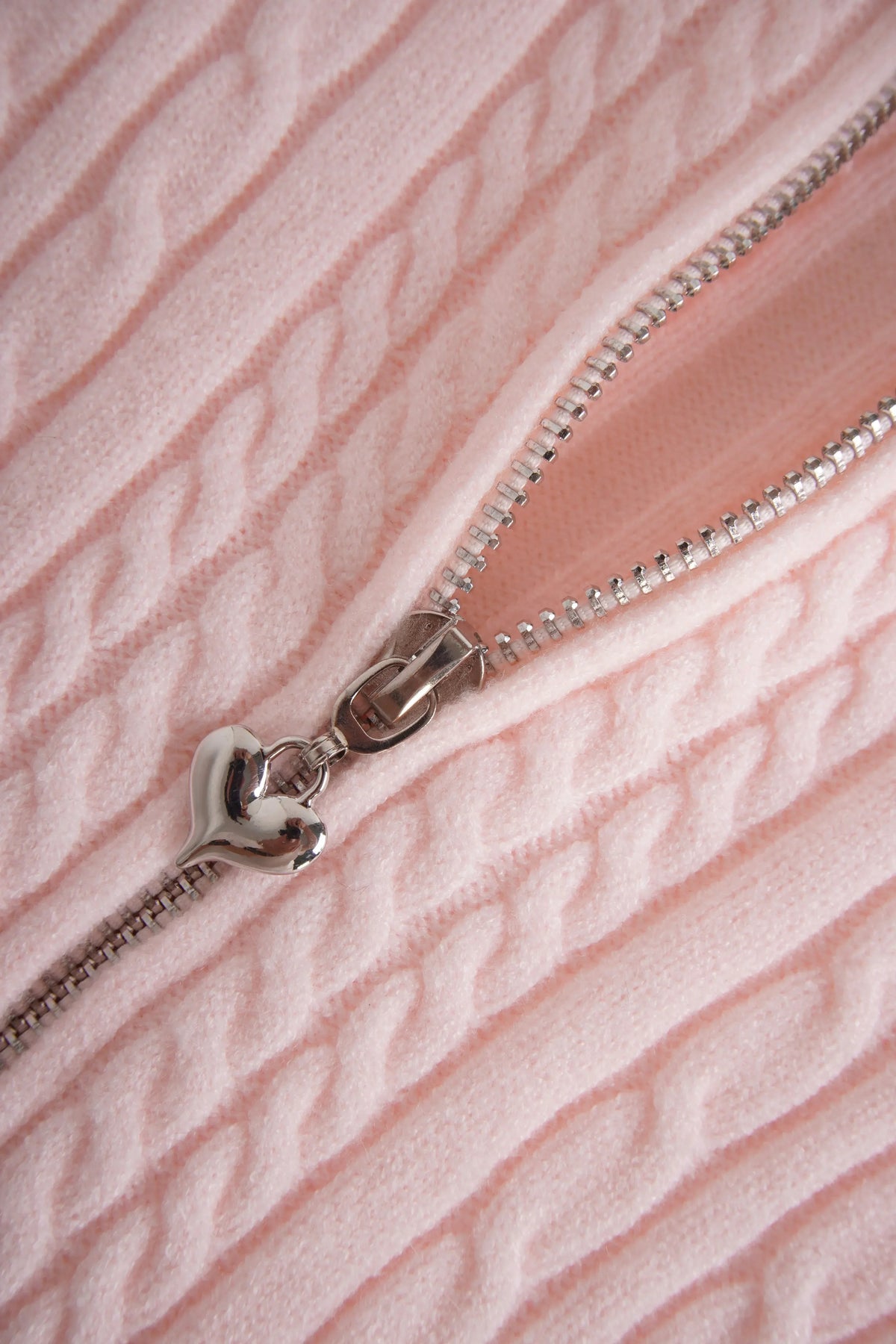 Hemline detail of the fur trim strawberry milk cable knit cardigan (pink)