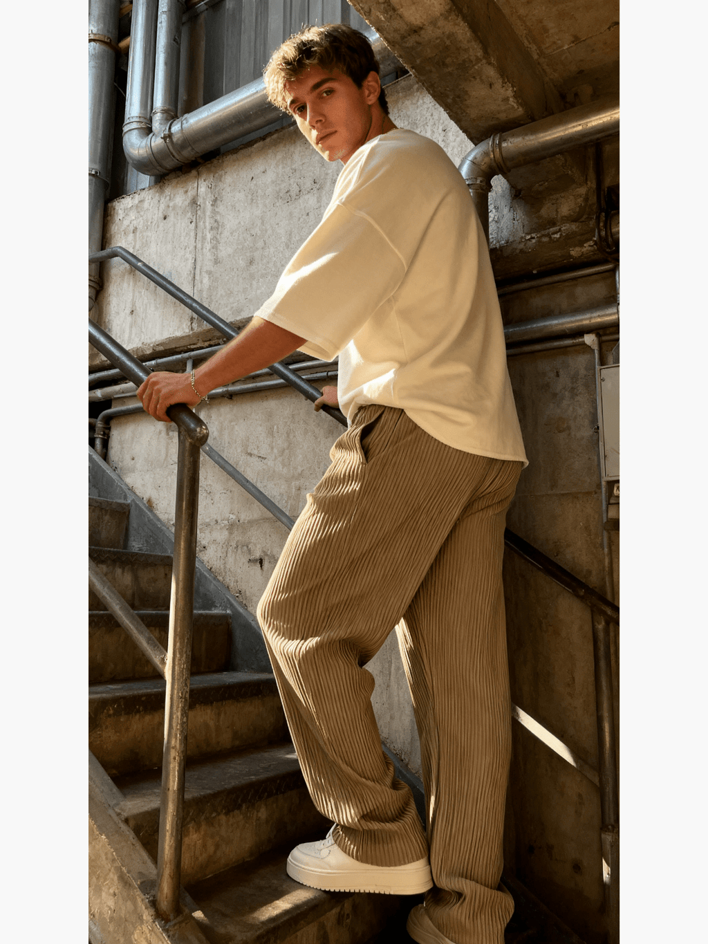 Detail of the relaxed heavyweight knit wide-leg pants | baggy stretch-waist fit